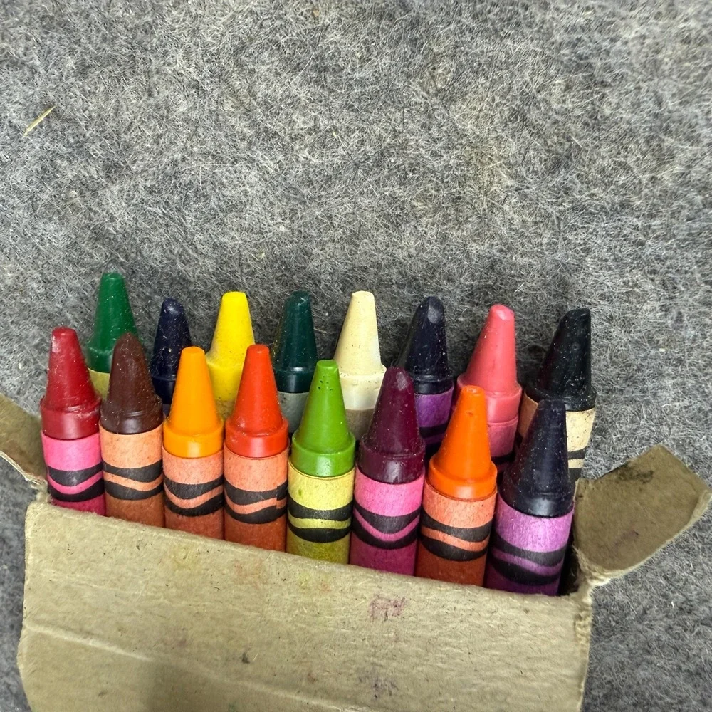Vintage 1985 CRAYOLA CRAYONS Box of 16 All Colors 80s Bunny Caterpillar Projects